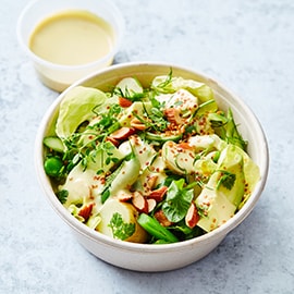 Groene salade met boontjes, kruiden en gerookte amandelen (delivery)